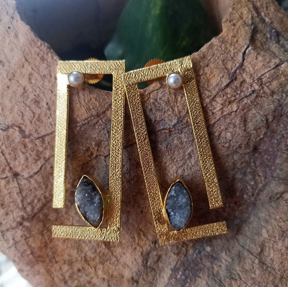 Handmade gold platted stone studded stud earrings - Picture 6 of 11